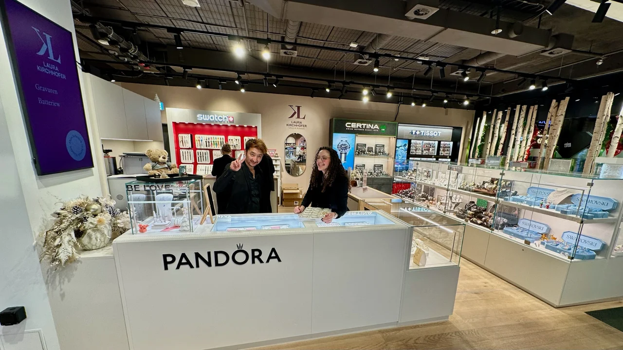 Laura-Kirchhofer-Boutique im LOEB Thun — Beratung am Pandora-Counter mit KL-Brand