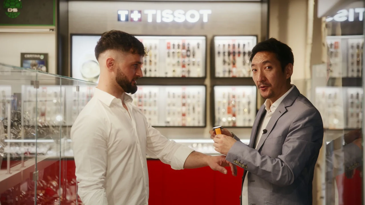 Beratung an der Tissot-Vitrine — Kunde wird im Premium-Sortiment persönlich beraten