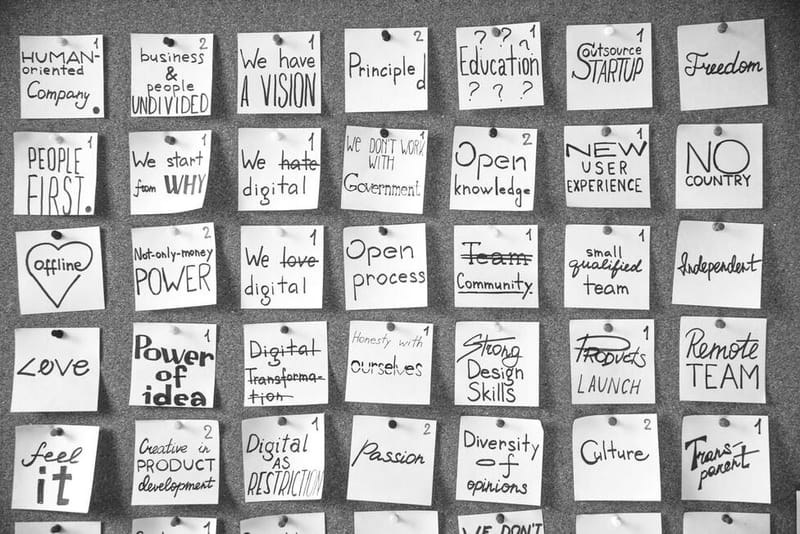 Coaching-Session in einem hellen Workshop-Raum